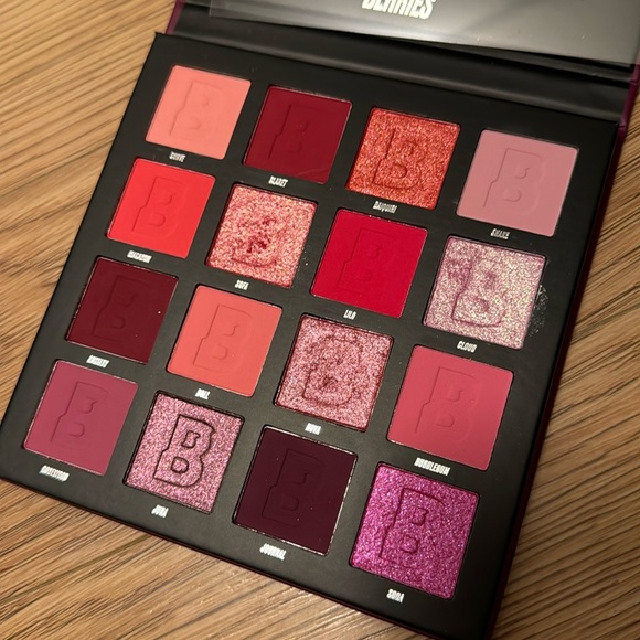 Beauty Bay Berries 16 colour palette - Picture 1 of 3